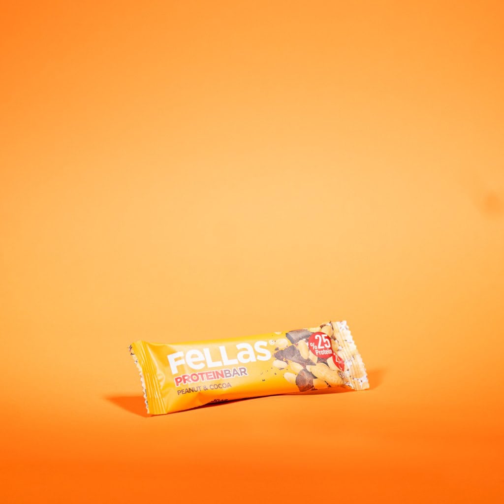 Turuncu arka planda protein bar