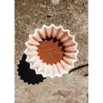 Kahve telvesi ile dolu süzgeç