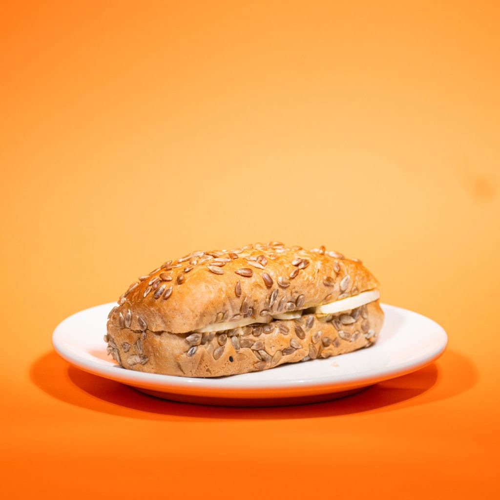 Susamlı ekmekte mozzarella sandviç