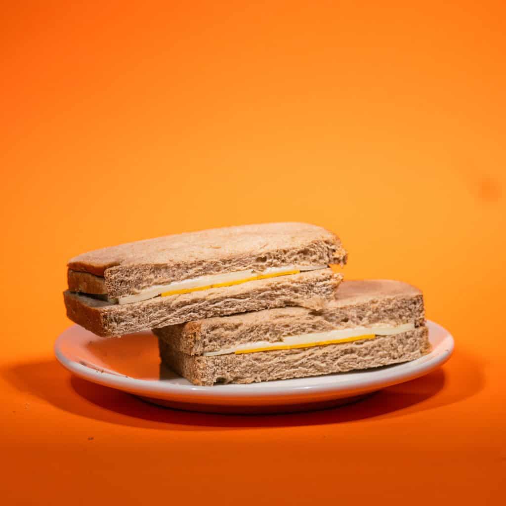 İki dilim peynirli tost sandviç