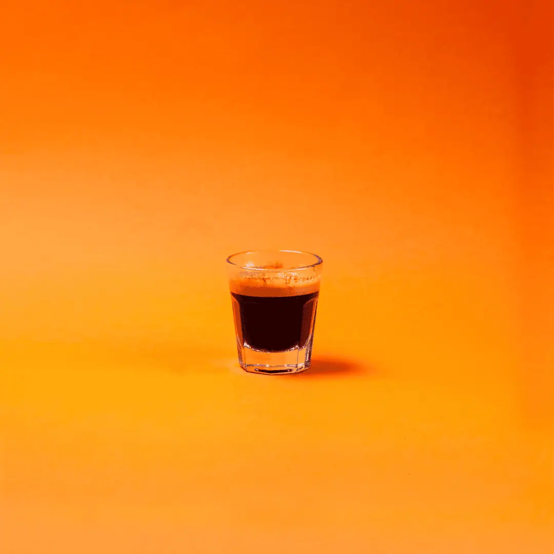 Küçük bir fincan espresso