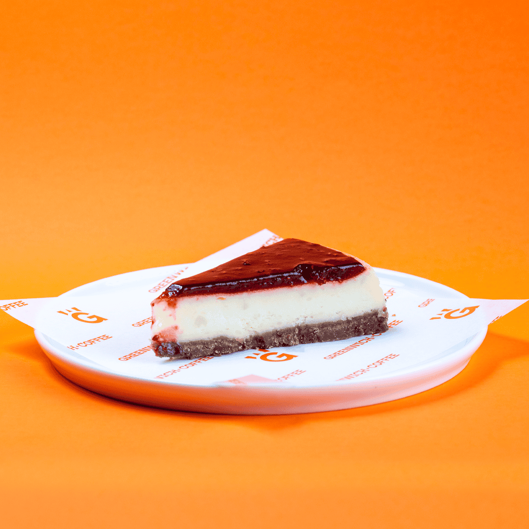 Frambuazlı cheesecake dilimi, turuncu arka plan