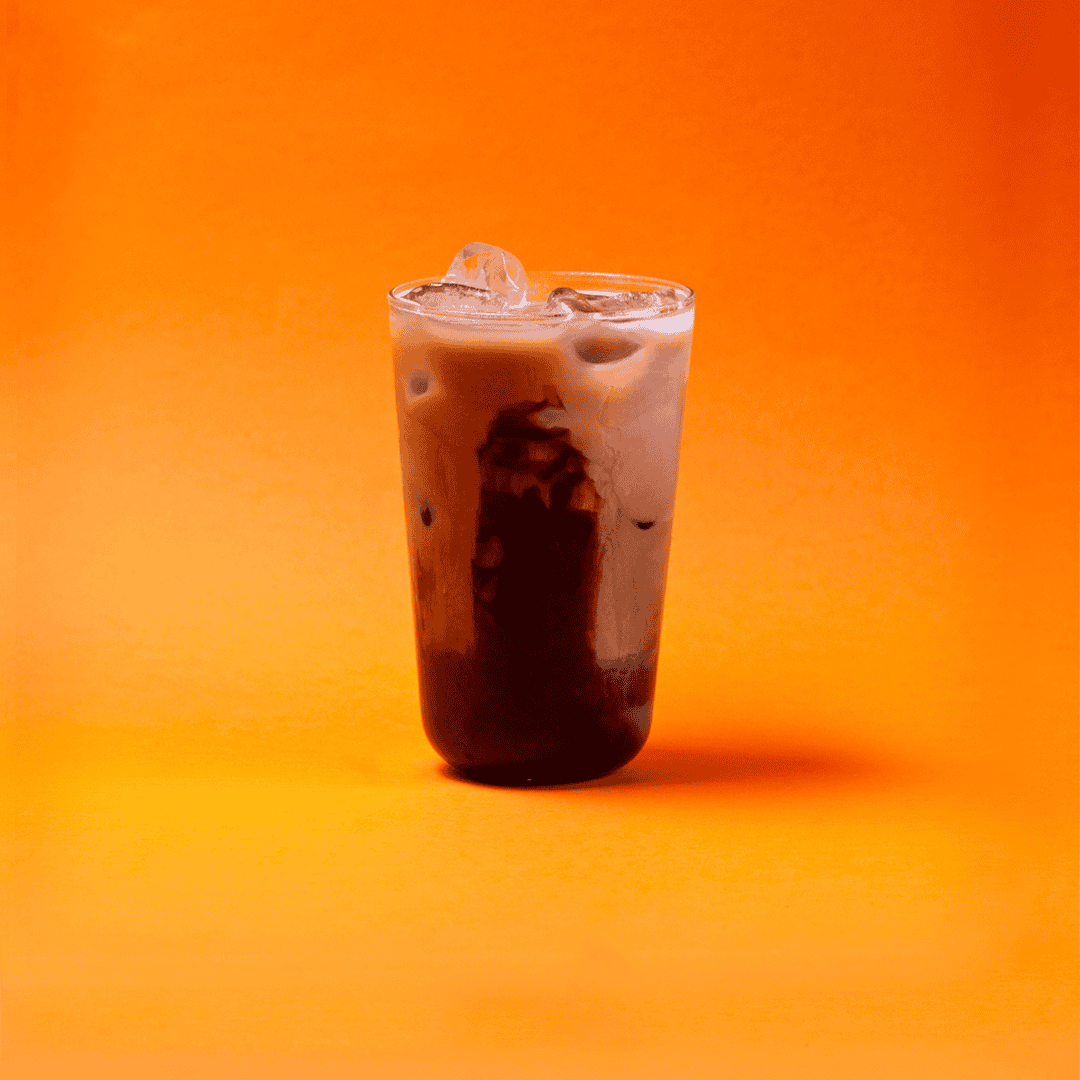 Buzlu mocha kahve, turuncu arka plan