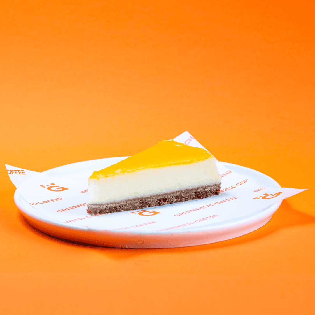 Turuncu arka planda cheesecake dilimi