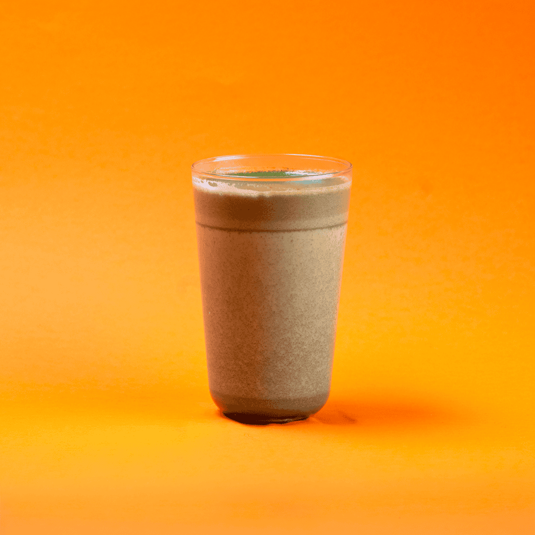 Turuncu arka planda matcha içeceği