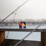 Balık tutarken yanınızda bulunan Greenwich Coffee kupası, keyifli anlar ve kahve molası için ideal.