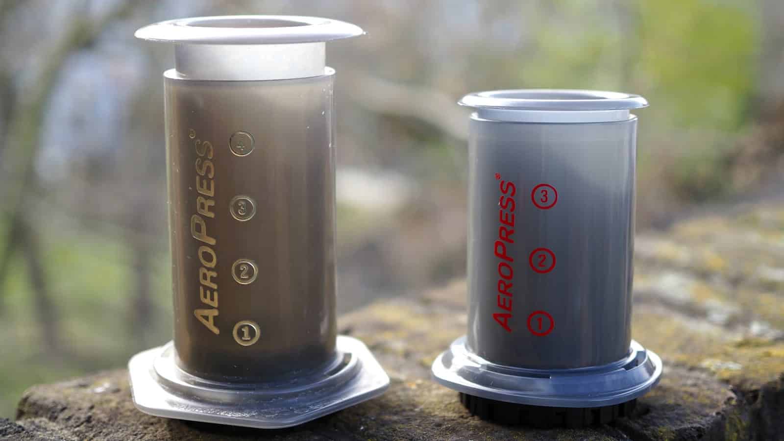 İki Aeropress kahve demleme aparatı