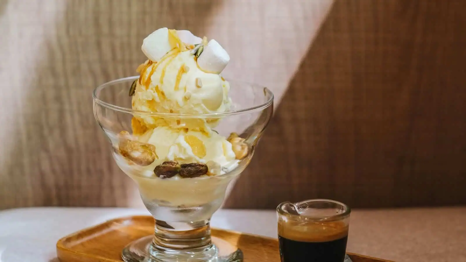 Cam kasede vanilyalı dondurma ve yanında tek shot espresso — affogato servisi