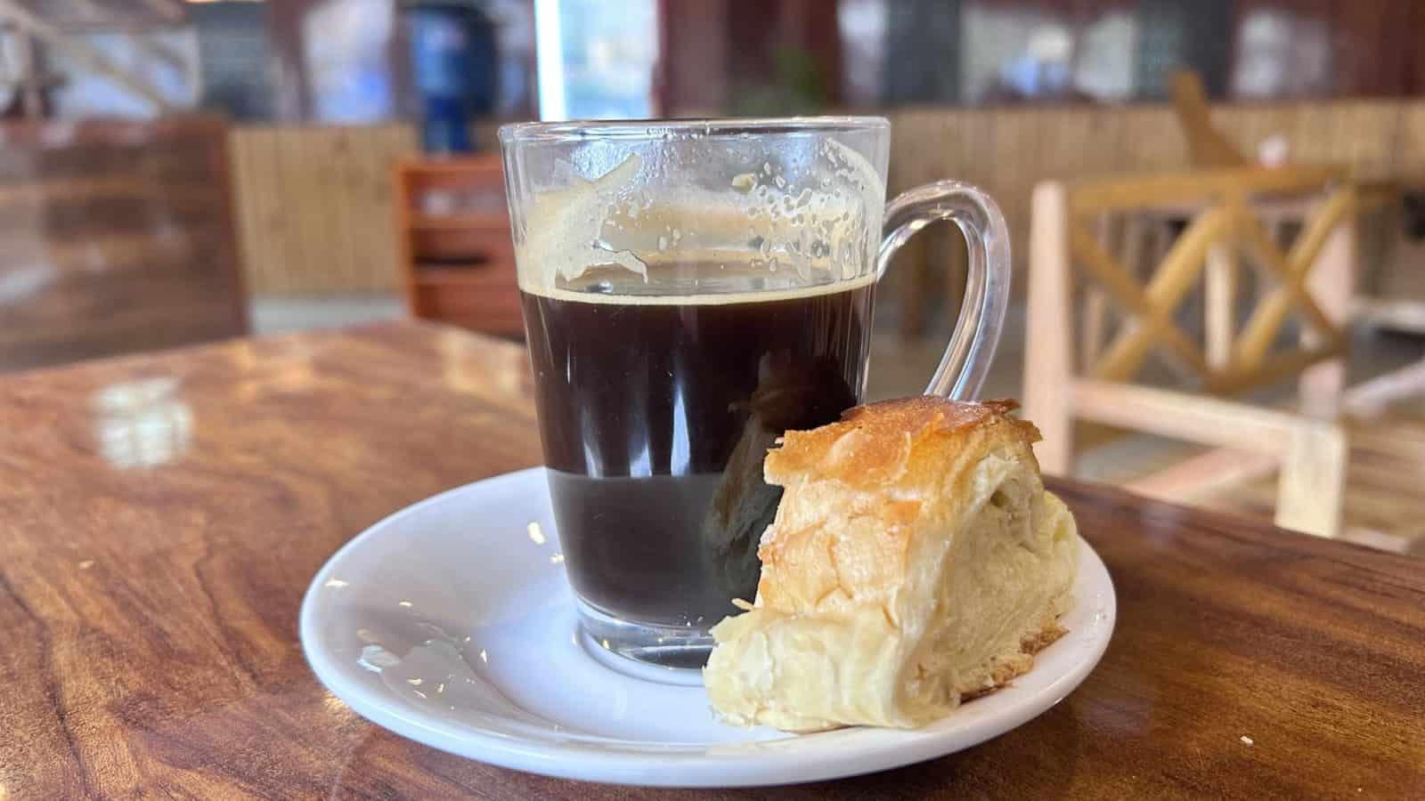 Kahve ve hamur işi tabağı