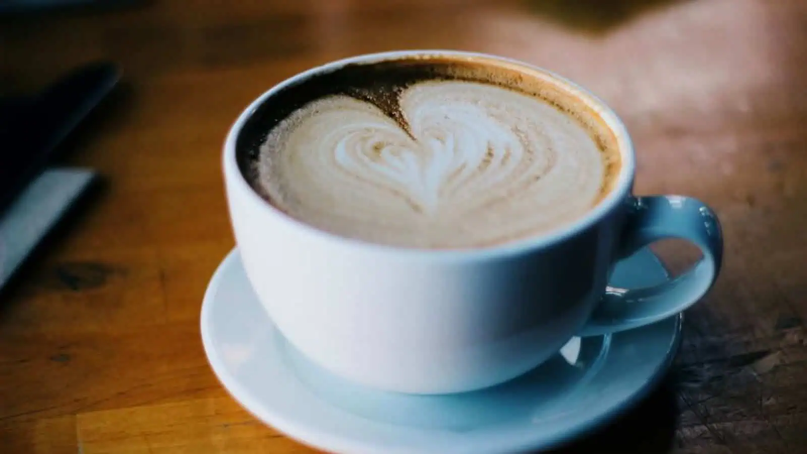 Kalp şekilli latte artlı kahve