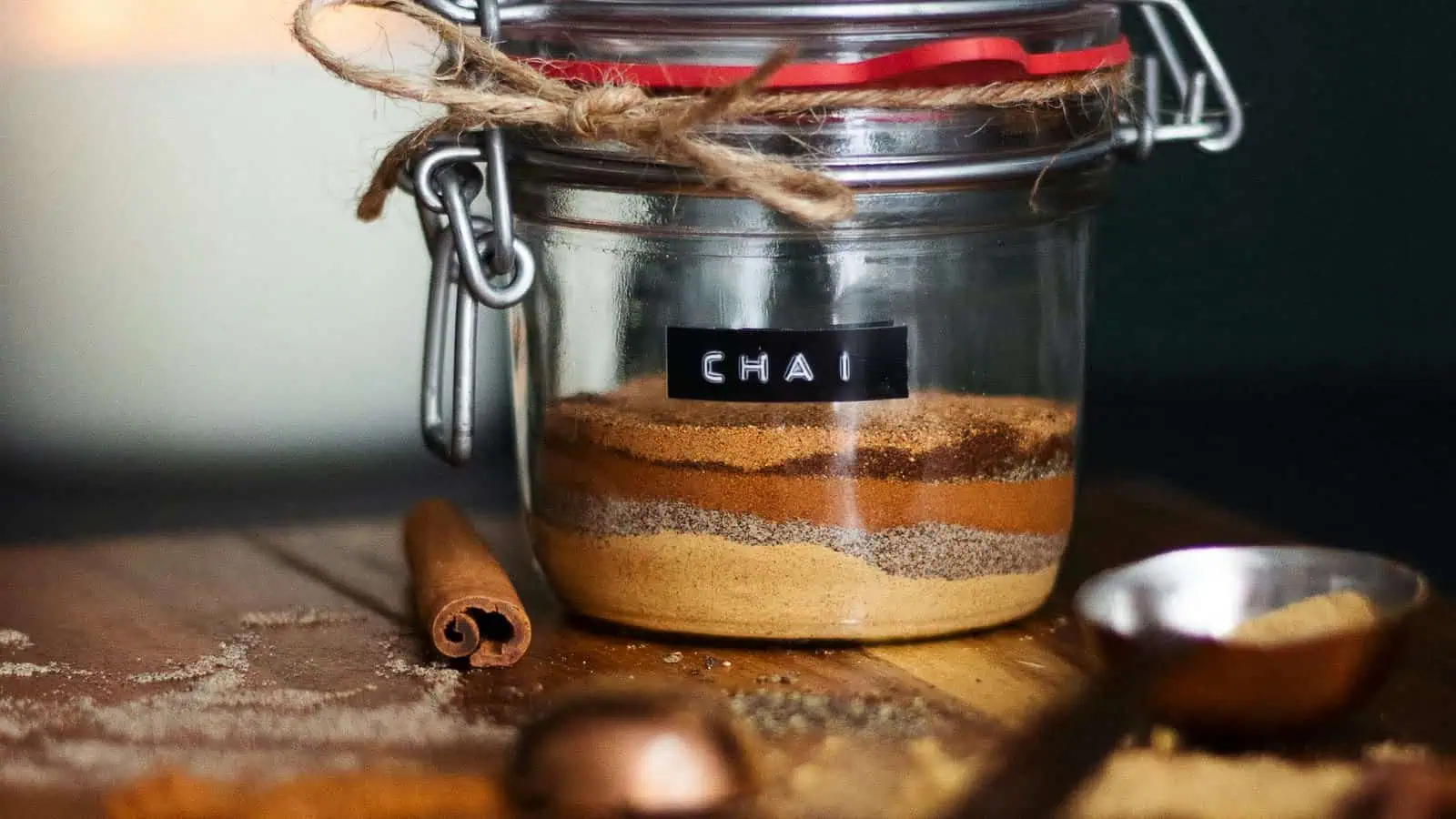 CHAI etiketli cam kavanozda katmanlı chai baharat karışımı ve tarçın çubuğu