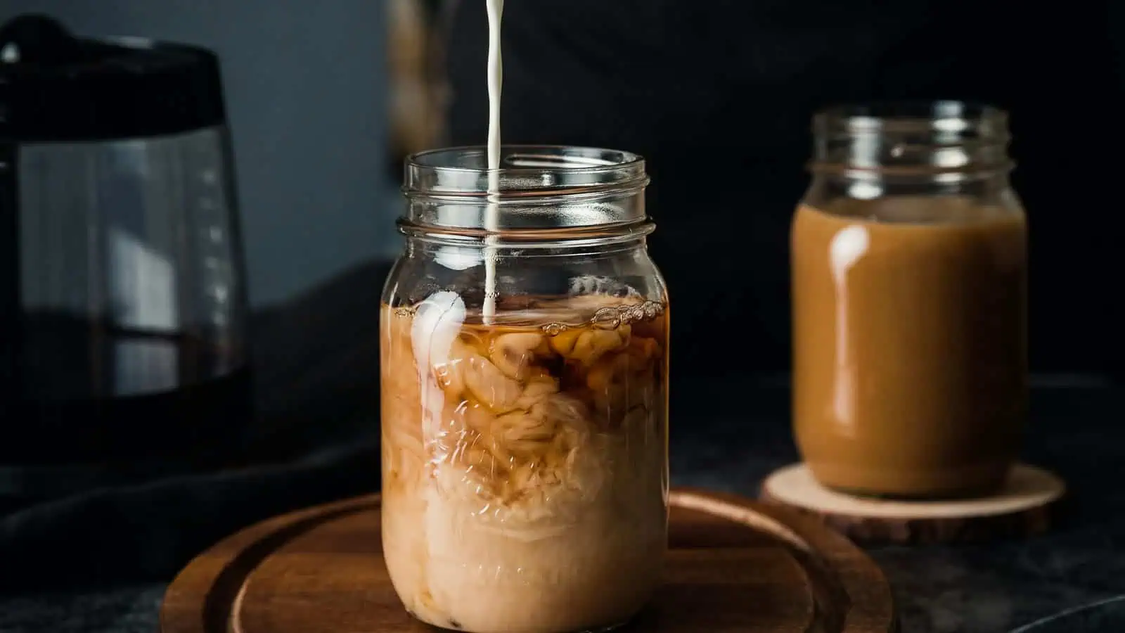 Ahşap tepside latte art yapılmış dört farklı kahve