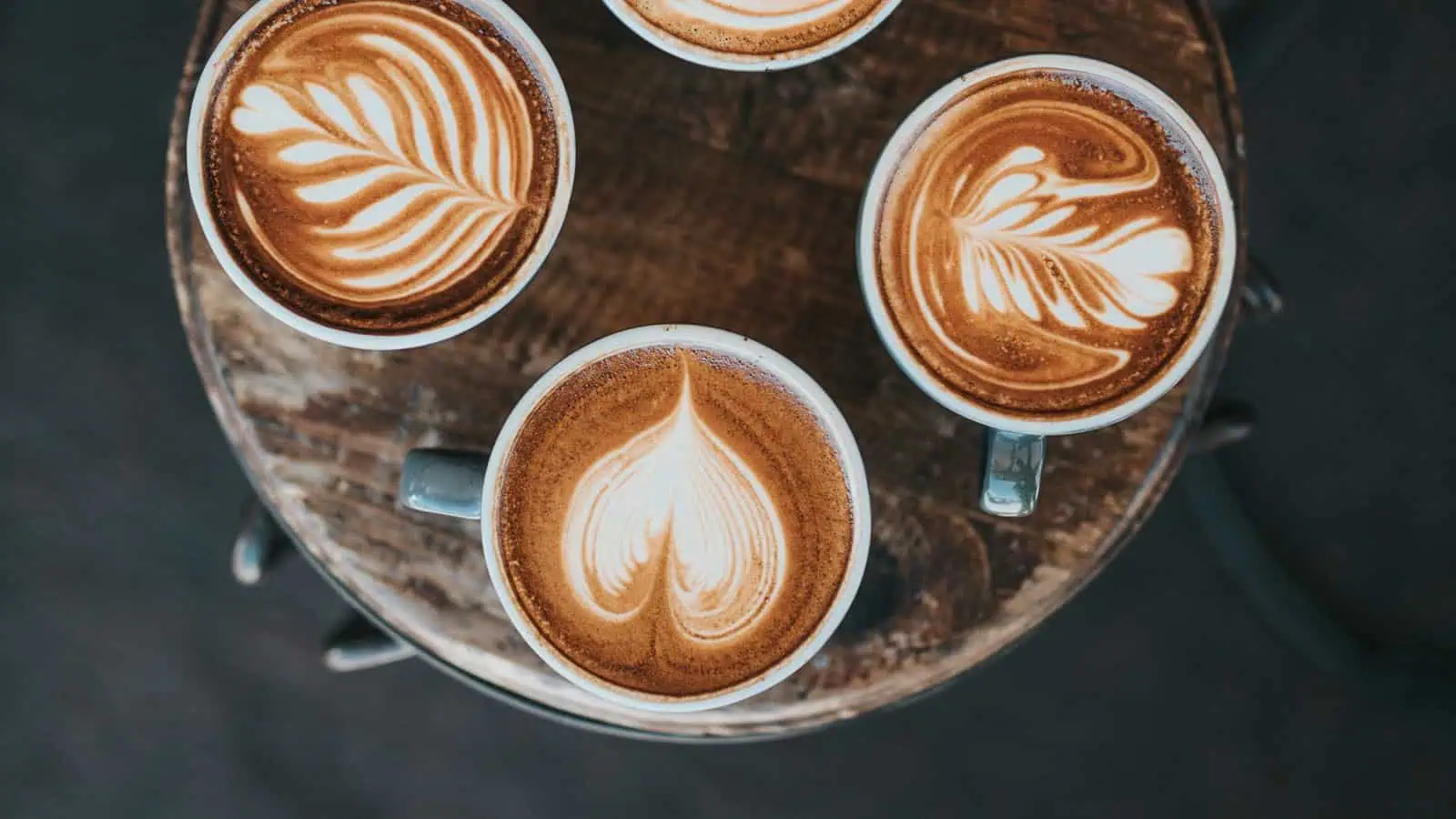 Katmanlı macchiato: bardakta süt, espresso ve köpük katmanları