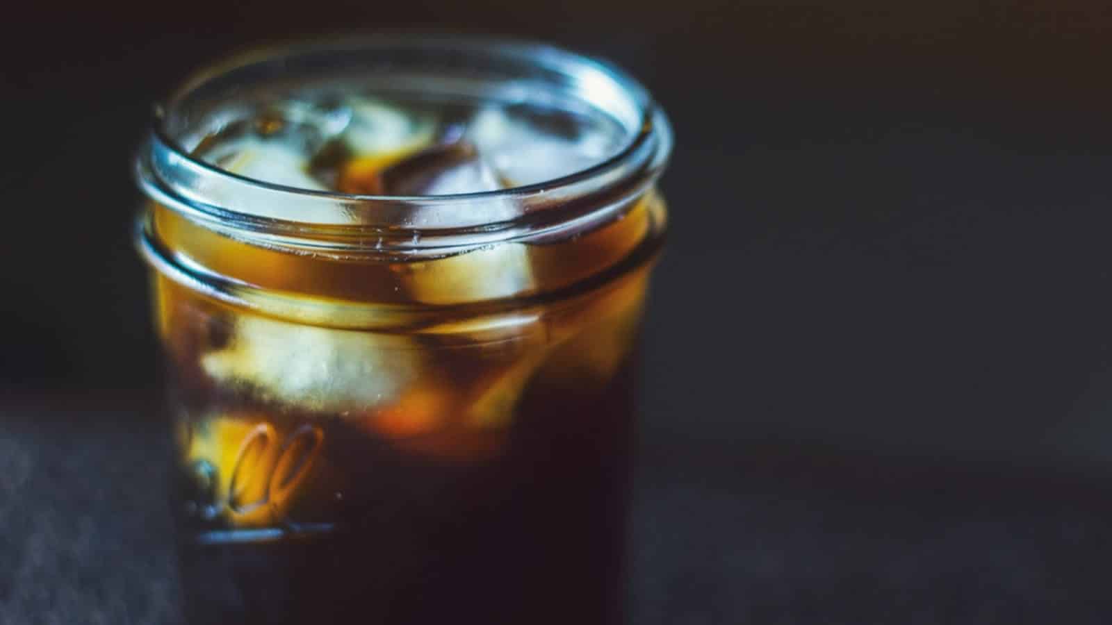 kavanozda cold brew, buz küpleriyle