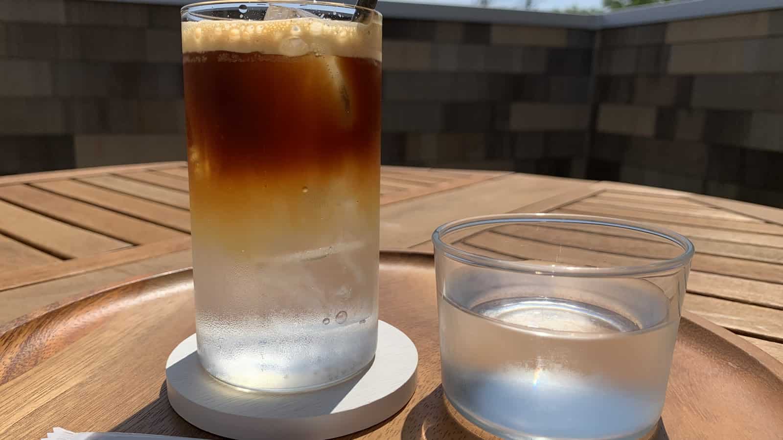 uzun bardakta iki katmanlı espresso tonik