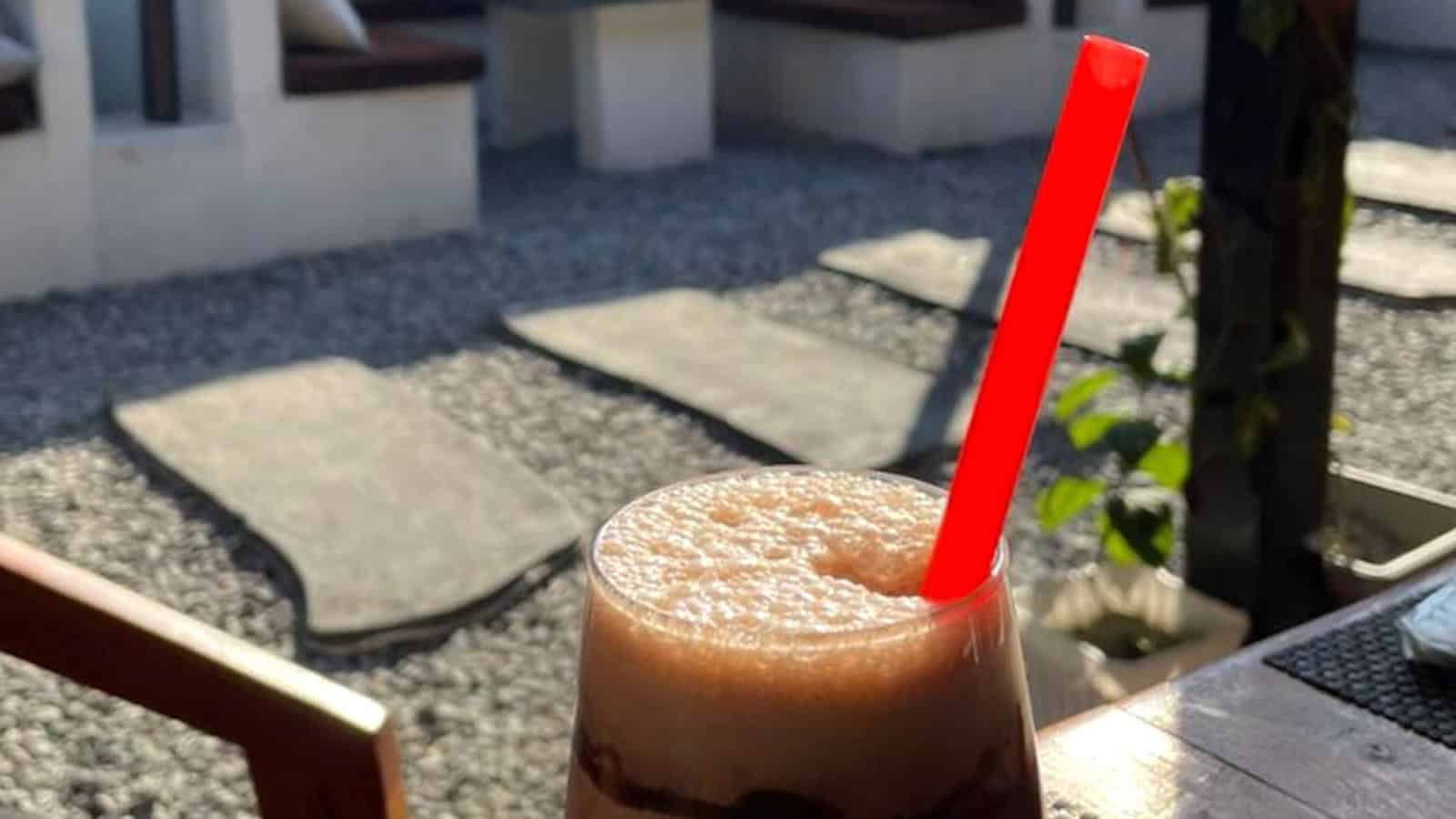 blenderda çırpılmış köpüklü kahve frappe