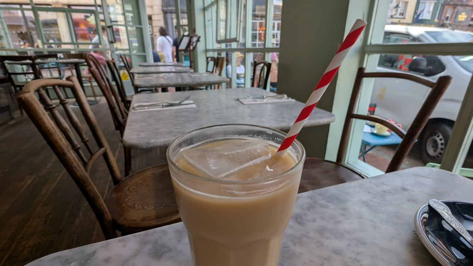 bardakta buzlu latte, pipetli