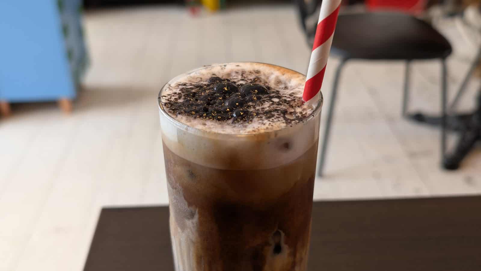 kakao serpilmiş buzlu mocha, pipetli