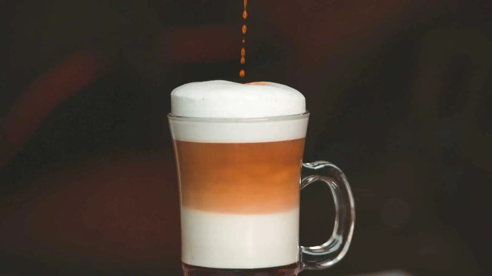 Sürahiden bardağa süt dökümü — süt köpürtme ve latte art hazırlığı