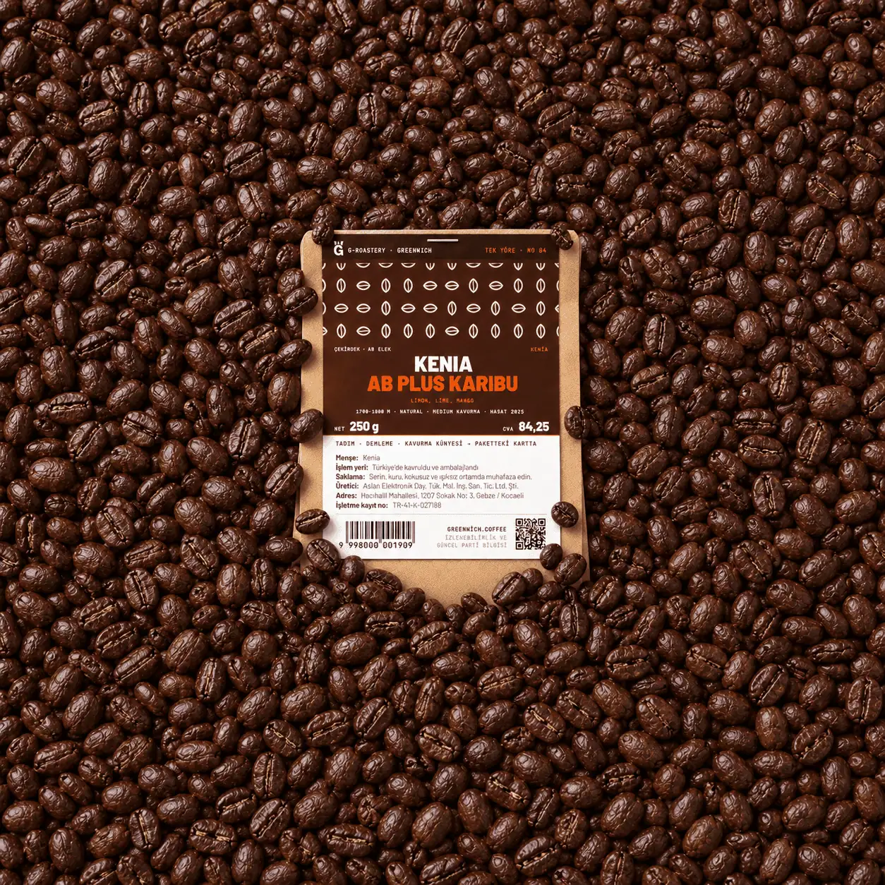 Kahve çekirdekleriyle çevrili paket, Greenwich Coffee markası öne çıkıyor.
