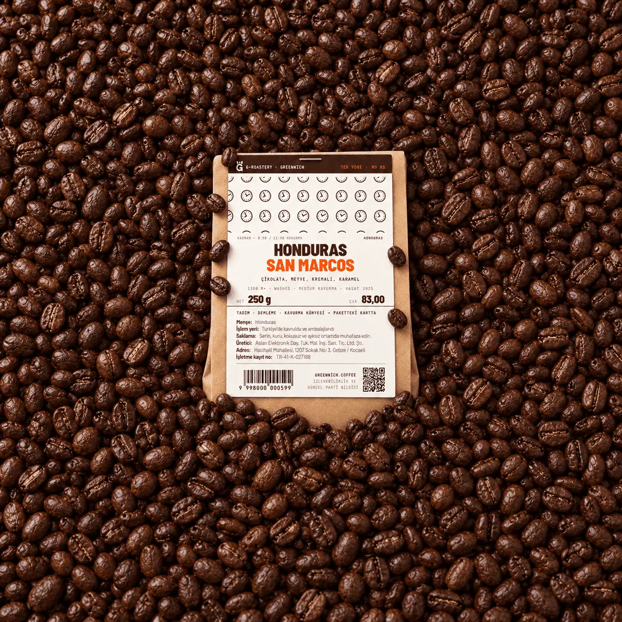 Kahve çekirdekleriyle çevrili kahve kartonu, Greenwich Coffee markasıyla.