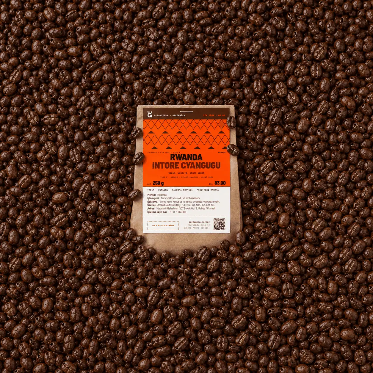 Greenwich Coffee Rwandan Intore Cyanogu kahve çekirdekleriyle kaplı.